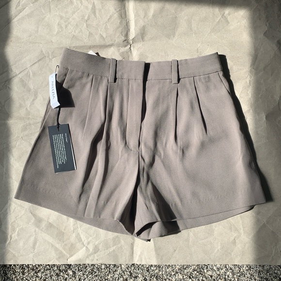 Aritzia Babaton 3" Pleated Mini Short, Felted Taupe, Summer 24, NWT, Sz 4 - Picture 12 of 16